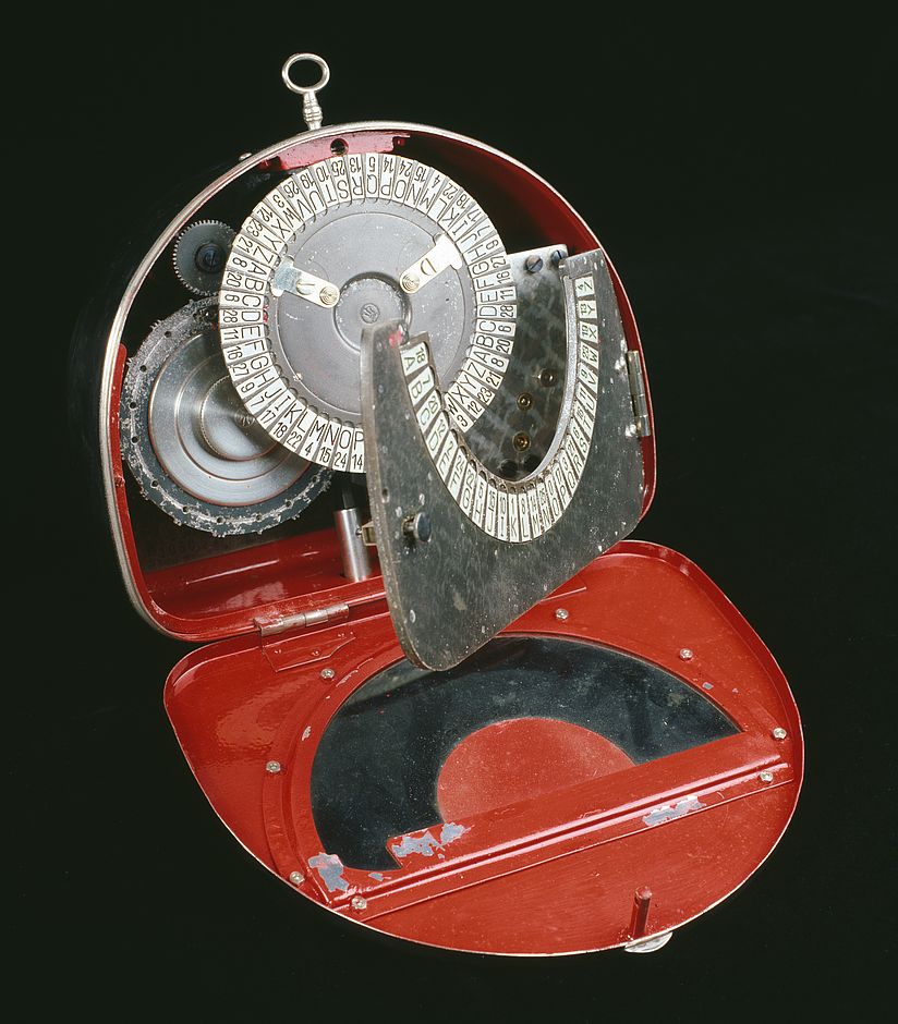 Chiffriermaschine Kryha aufgeklappt.