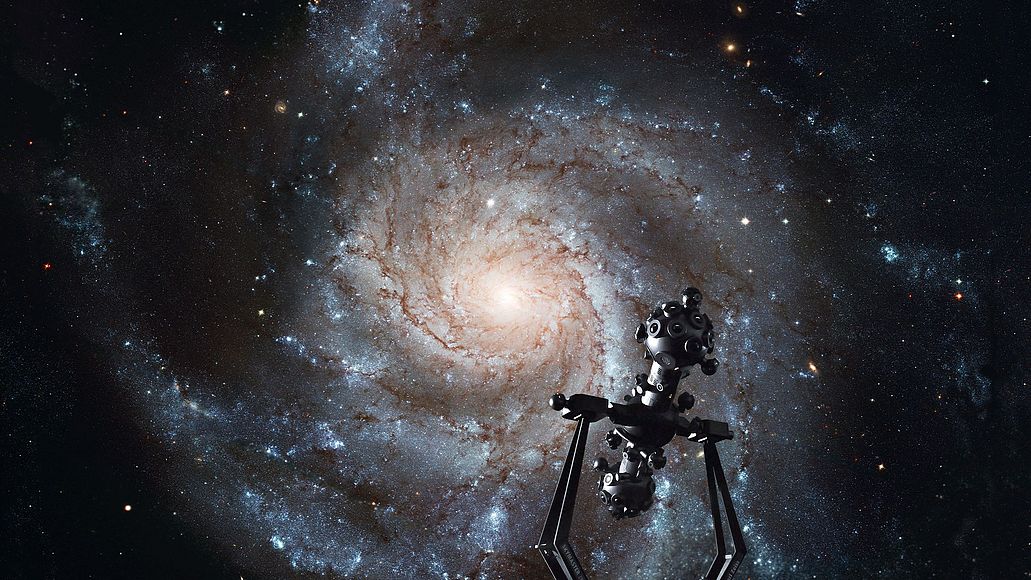 Zeiss Refraktor im Planetarium mit Sternennebel-Projektion im Hintergrund.