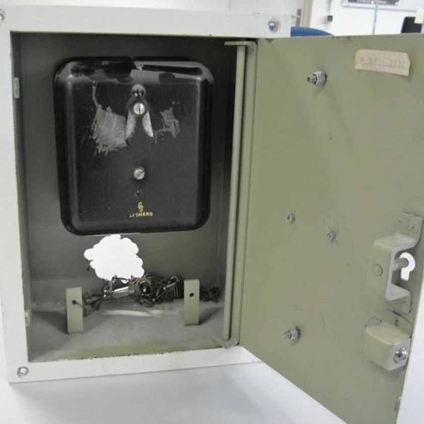 Stechstelle für Nachtwächter, einmal mit geöffneter und einmal mit geschlossener Tür. Das Objekt hat erhebliche Schadstellen und Kratzspuren.