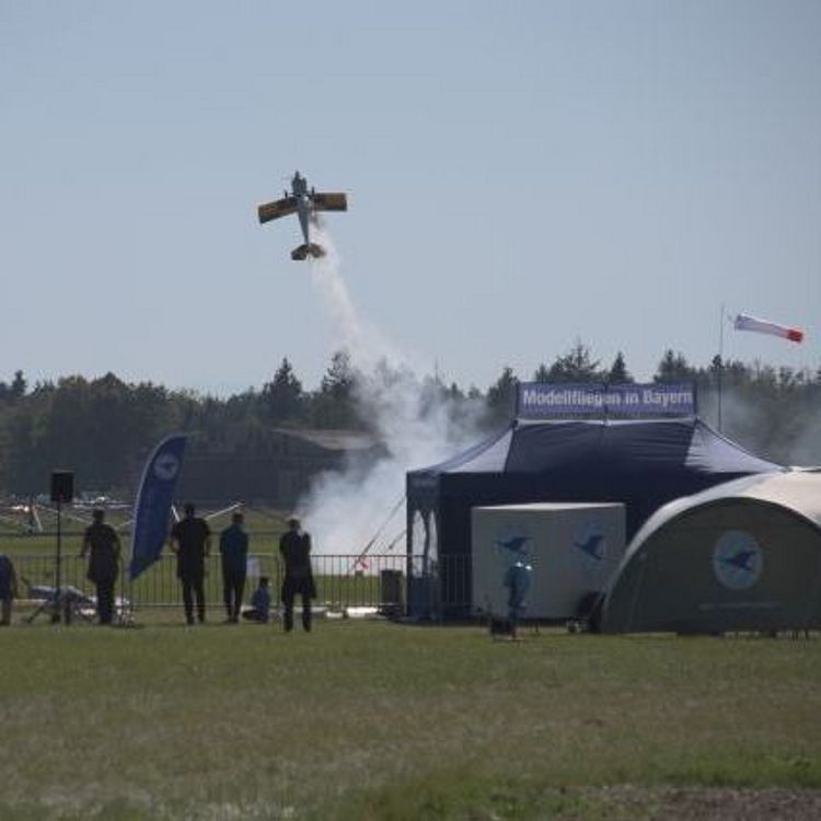 Modellfliegen im Freigelände der Flugwerft Schleißheim.