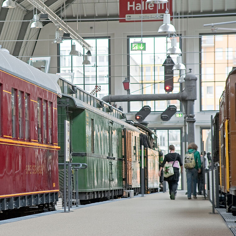 Blick auf Museumsbahnsteig mit Mitropa-Speisewagen.