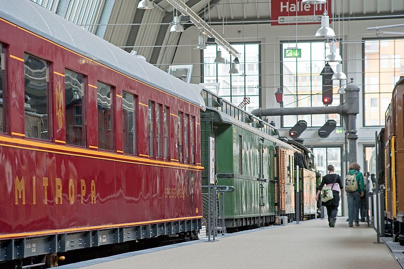 Museumsbahnsteig in Halle II des Verkehszentrums mit Mitropa Speisewagen