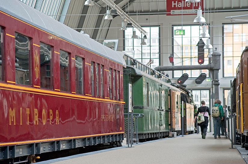 Blick auf Museumsbahnsteig mit Mitropa-Speisewagen.