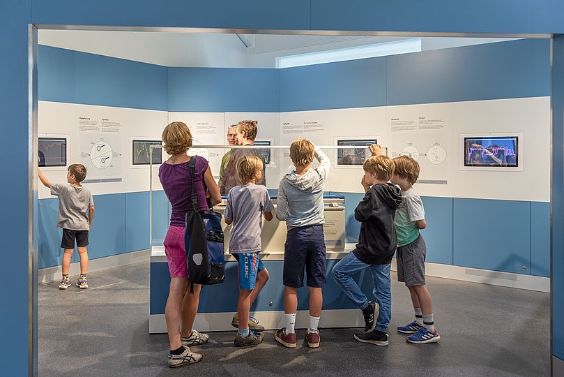 Familie in der Ausstellung Elektronik