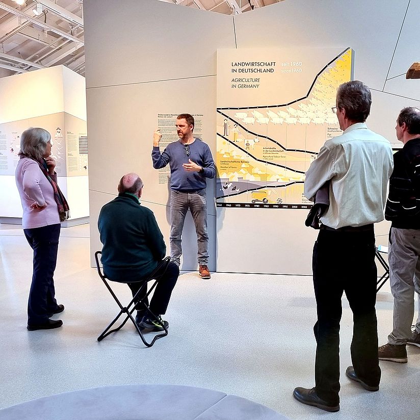 TeilnehmerInnen Führung in Gebärdensprache Führung in Gebärdensprache in der Ausstellung Landwirtschaft und Ernährung.