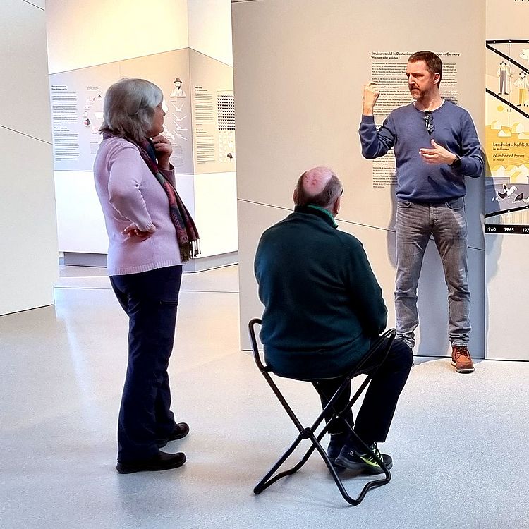 Führung in Gebärdensprache in der Ausstellung Landwirtschaft und Ernährung.