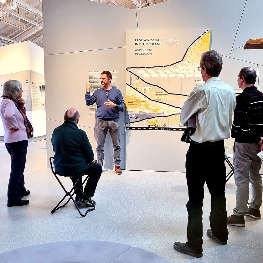 Führung in Gebärdensprache in der Ausstellung Landwirtschaft und Ernährung.