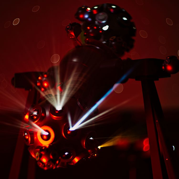 Der Sternenprojektor KZP4 von Zeiss in Betrieb im Planetarium.