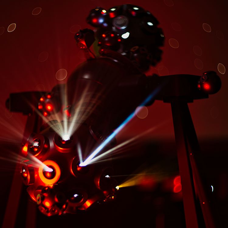 Der Sternenprojektor KZP4 von Zeiss in Betrieb im Planetarium.