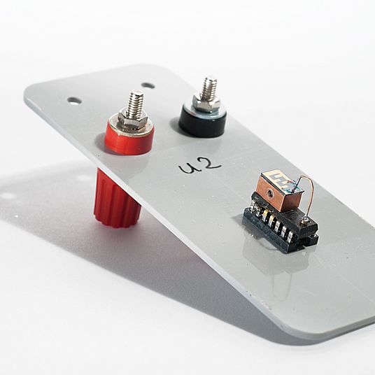 Chip mit Germanium-Quantenpunkten, auf Trägerplatte.