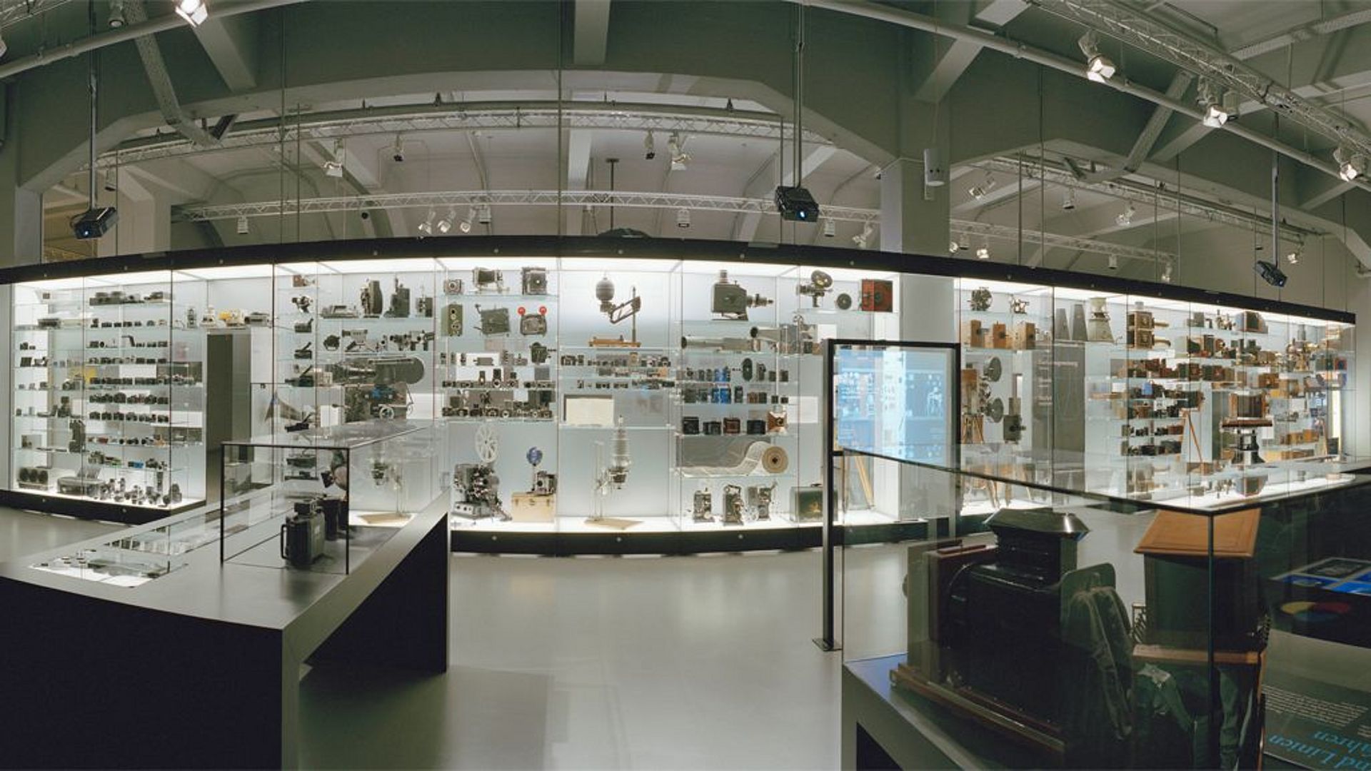 Vitrine mit verschiedenen Kameras in der Ausstellung Foto und Film.