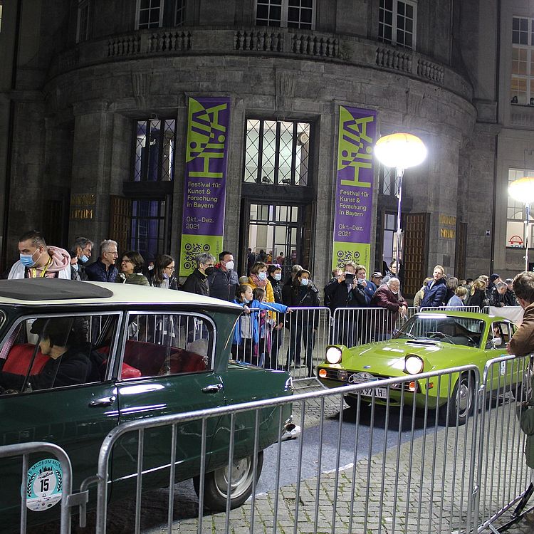 Auto-Corso im Museumshof