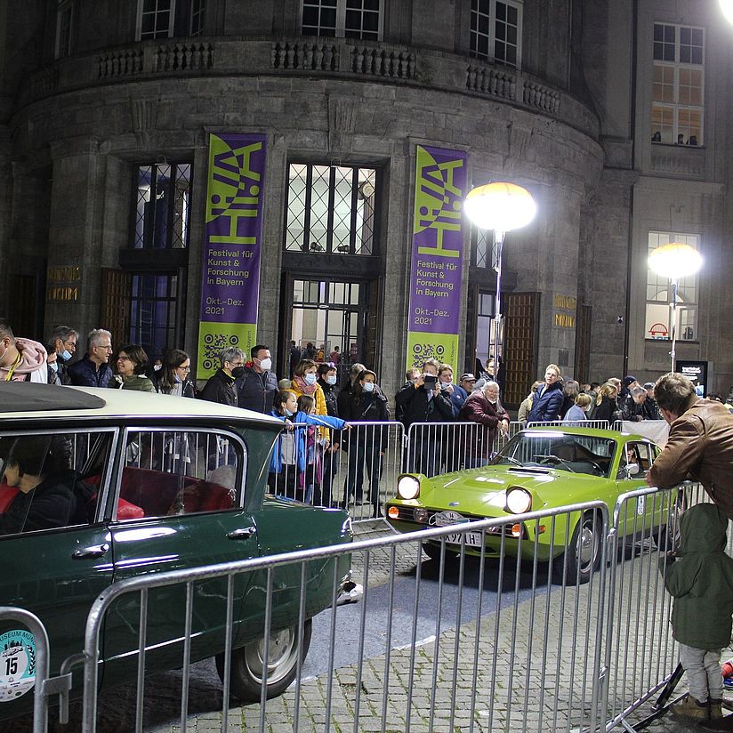 Auto-Corso im Museumshof