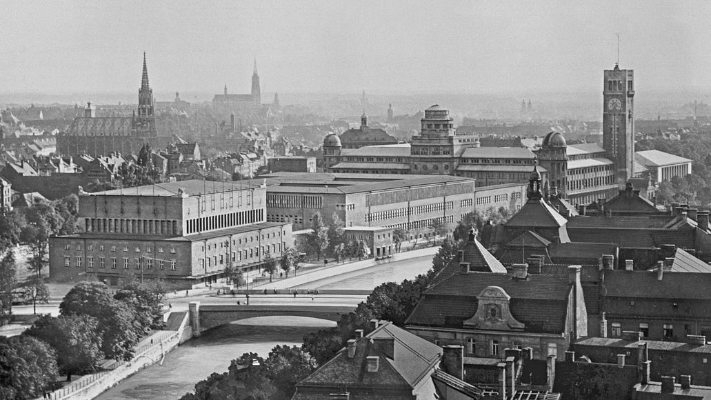 Das fertige Ensemble auf der Museumsinsel vor dem zweiten Weltkrieg: Vorne das Kongresssaalgebäude, in der Mitte der Bibliotheks- oder auch Studienbau und dahinter das Ausstellungsgebäude.