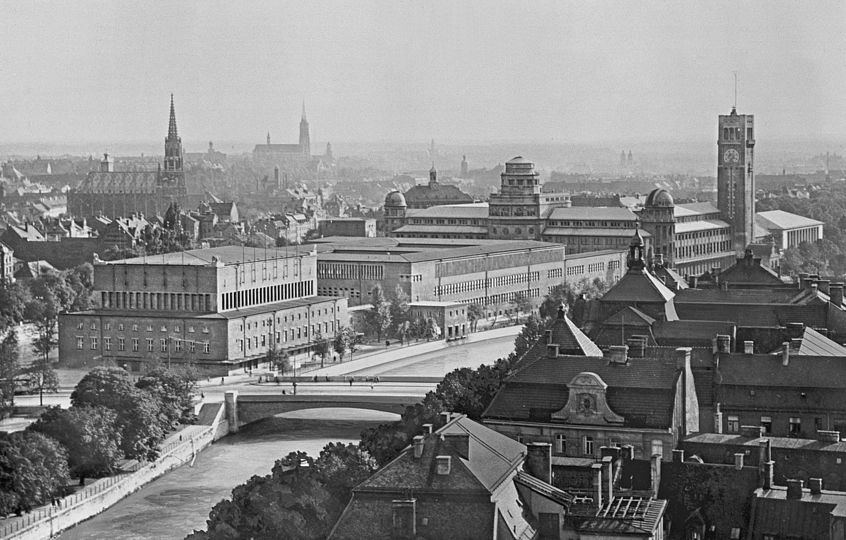 Das fertige Ensemble auf der Museumsinsel vor dem zweiten Weltkrieg: Vorne das Kongresssaalgebäude, in der Mitte der Bibliotheks- oder auch Studienbau und dahinter das Ausstellungsgebäude.