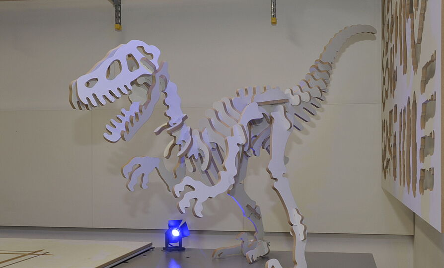 Modell eines Dinosaurierskeletts aus Karton