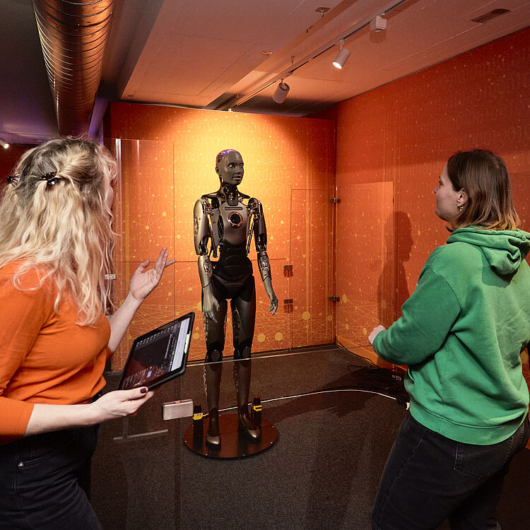 Humanoider Roboter AMECA spricht mit Besuchern und Besucherinnen