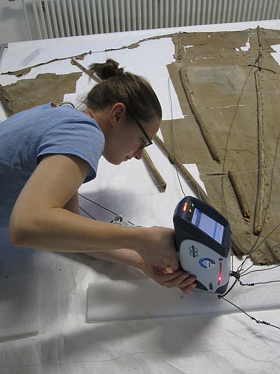 Charlotte Holzer identifying material on the metal wires with a portable device for X-ray fluorescence analysis 