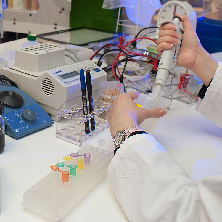 Pipettieren.