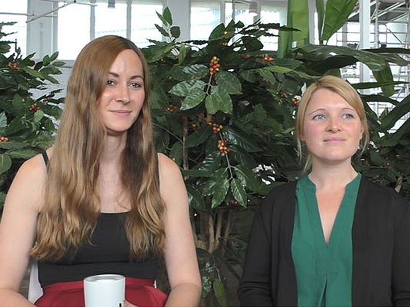 Die Kuratorinnen Sara Marquart und Melanie Jahreis.