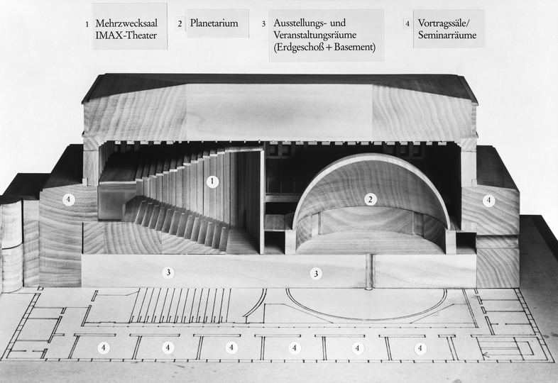 Schwarzweiß Fotografie eines Modells der Innenräume des Forums der Zukunft