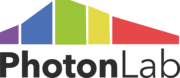 PhotonLab-Logo mit fünf farbigen, aufsteigenden und dann abfallenden Balken in Lila, Blau, Grün, Gelb und Rot über dem Schriftzug "PhotonLab" in dunkler serifenloser Schrift.