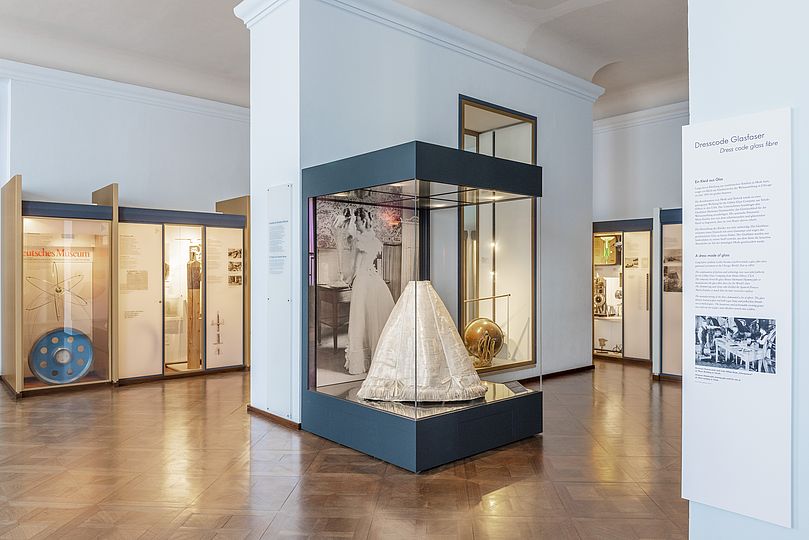 Infantin Eulalia’s Glasfaserkleid. Sonderpräsentation in der Ausstellung Museumgeschichte.