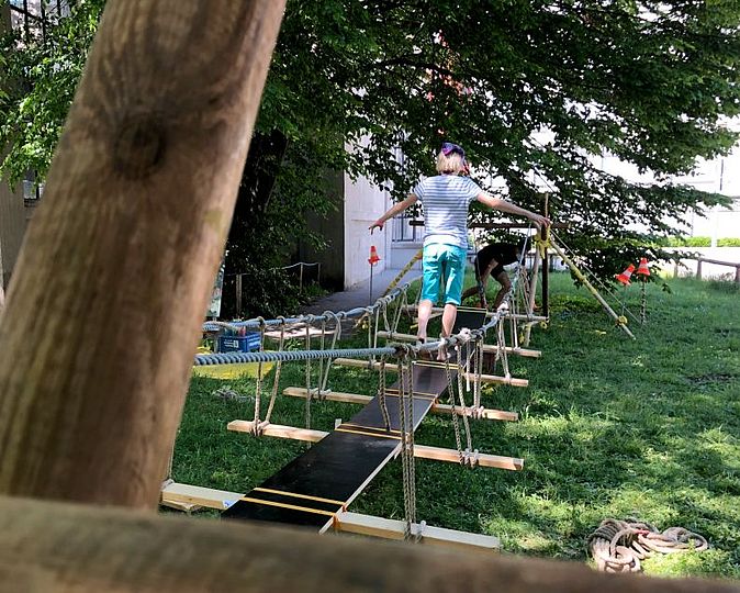 Kiks-Festival: Mädchen läuft über eine Hängebrücke.