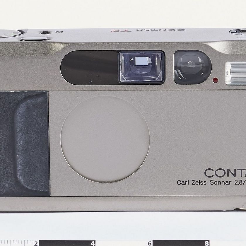 Frontalaufnahme der Kleinbildkamera Contax T2