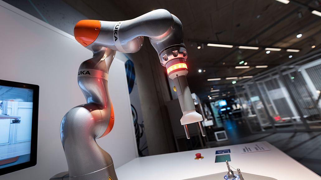 Roboter spielen im Themenbereich Arbeit und Alltag eine zentrale Rolle.