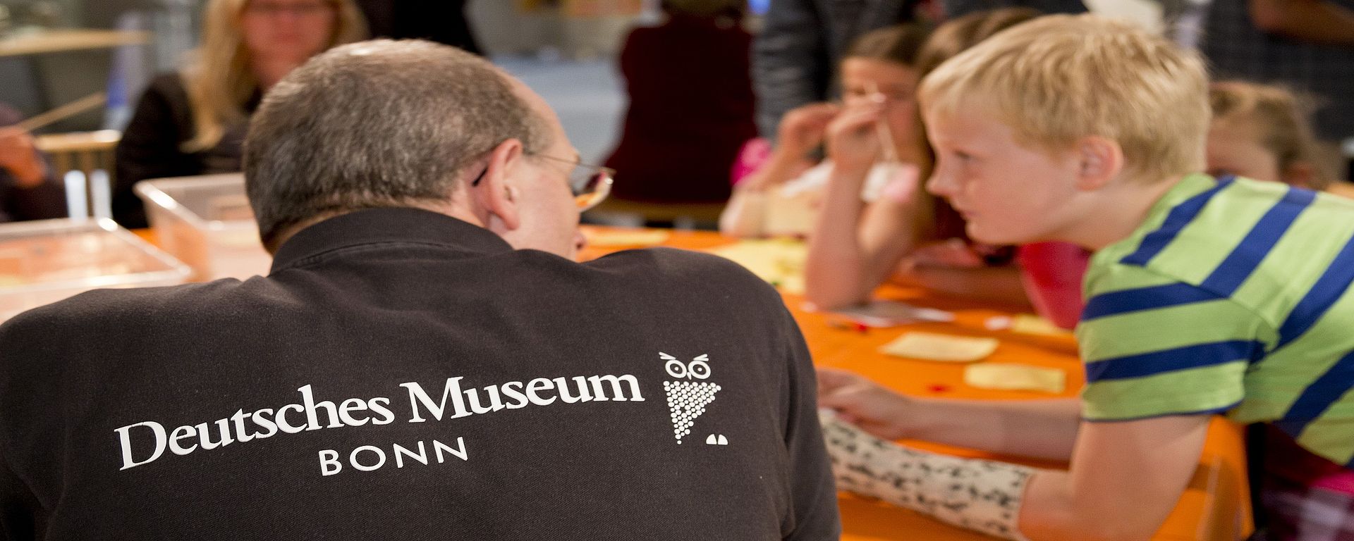 Mitmachstation für Kinder während einer Veranstaltung im Deutschen Museum Bonn
