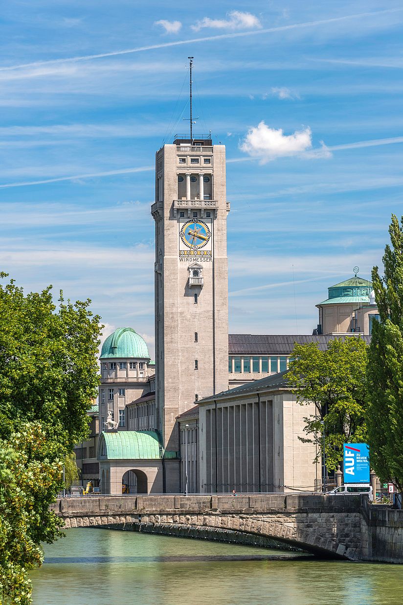 Der Hauptturm des Deutschen Museums auf der Münchner Museumsinsel von Süden.