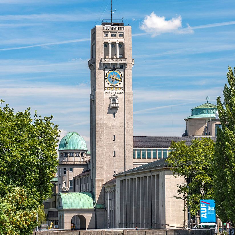 Der Hauptturm des Deutschen Museums auf der Münchner Museumsinsel von Süden.