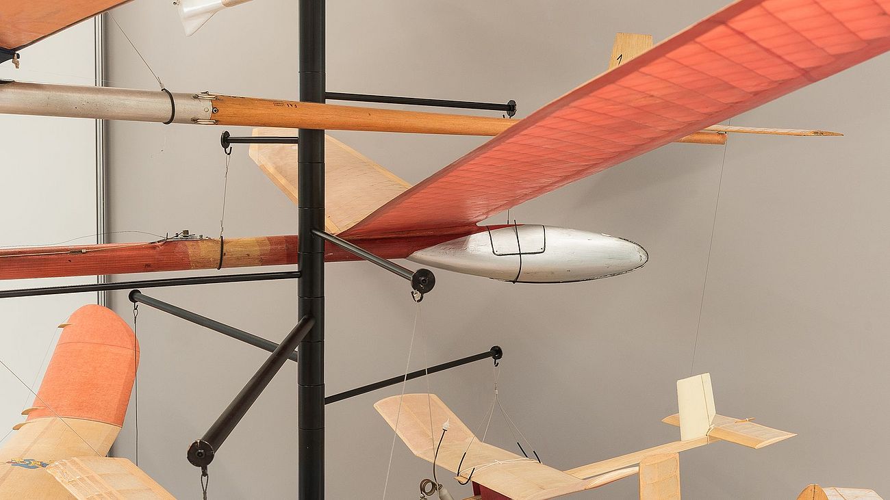 Flugzeugmodelle in einer Vitrine.