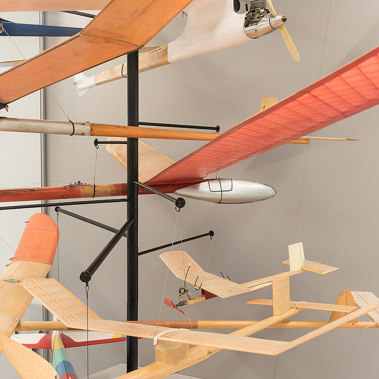 Flugzeugmodelle in einer Vitrine.