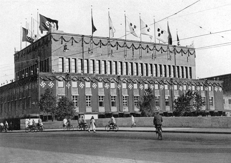 Schwarzweiß Fotografie des Forums der Zukunft mit NSDAP Flaggen