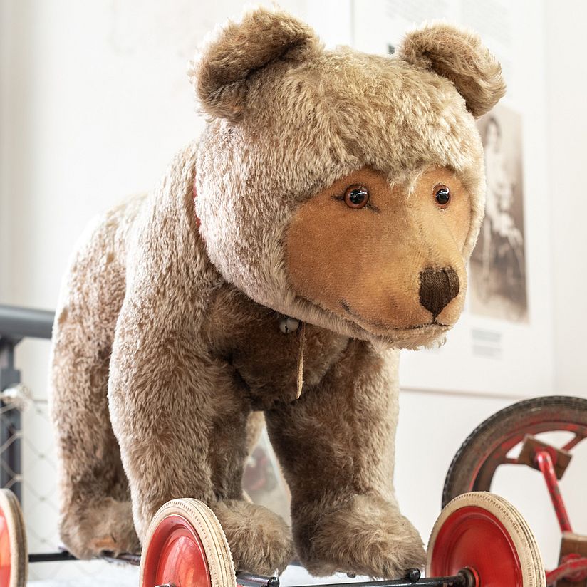Reitbär Reitbär aus Plüsch mit Reifen.