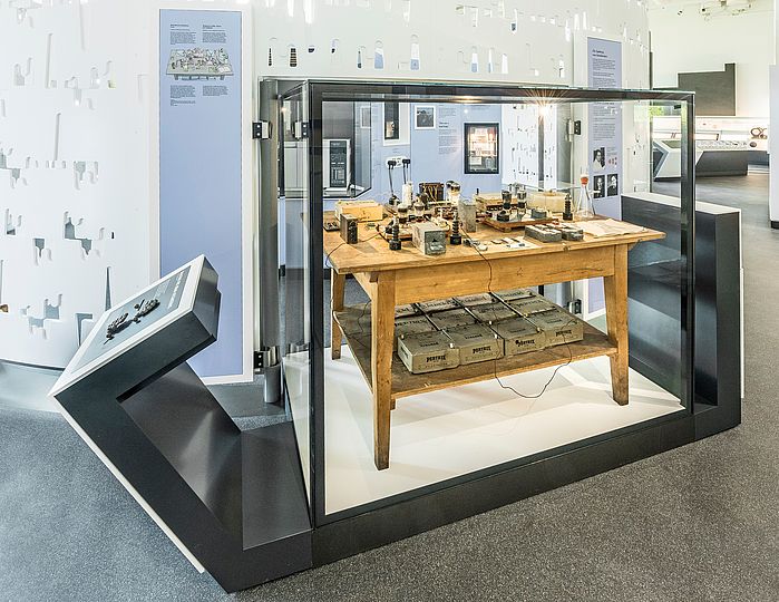 Der Kernspaltungstisch in der Ausstellung Chemie.