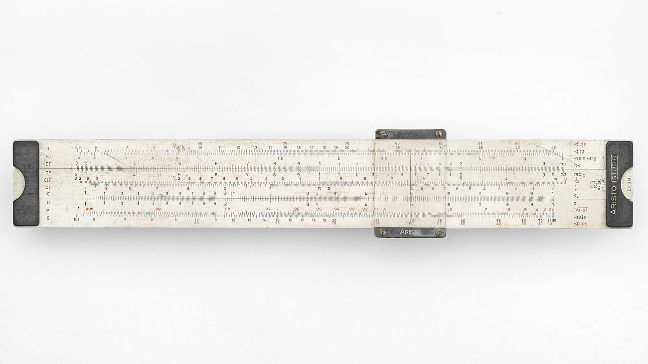 Schiebegerät mit drei Zeilen, zwei fest, eine verschiebbar. Weiße Fläche mit mehreren Zahlen. Rechts und links metallerne Befestigung und ein Plastikfenster horizontal verschiebbar.