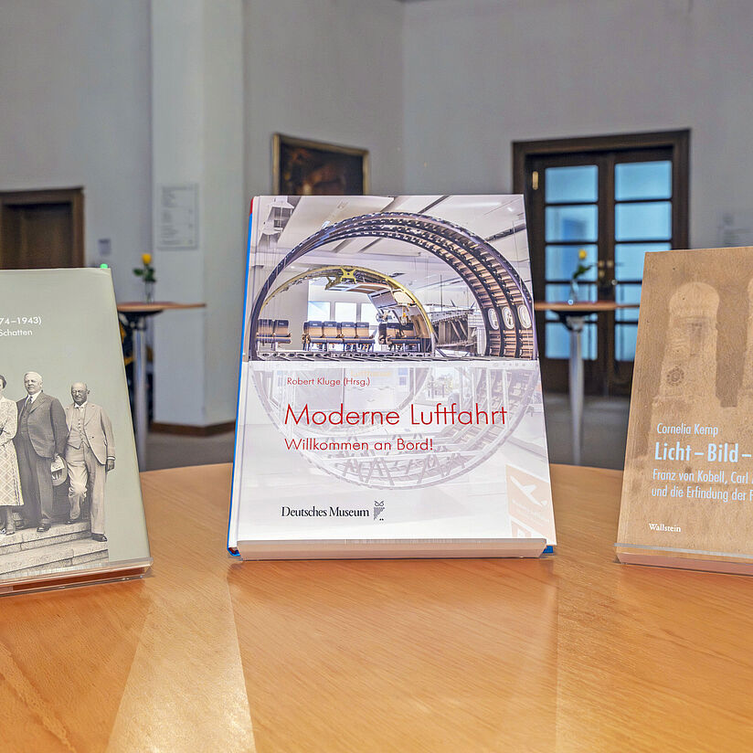 drei Bücher stehend