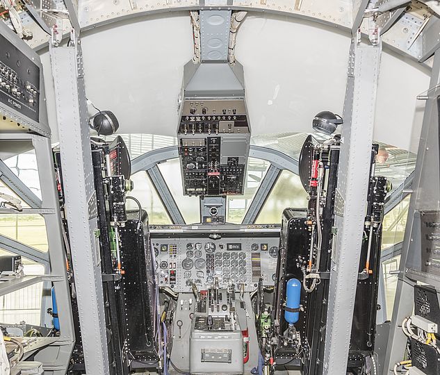 Blick in das Cockpit des Senkrechtstarters Dornier Do 31.