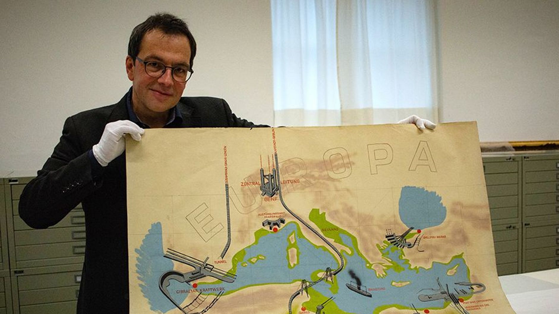 Matthias Röschner zeigt eine Übersichtskarte des Gesamtprojekts.