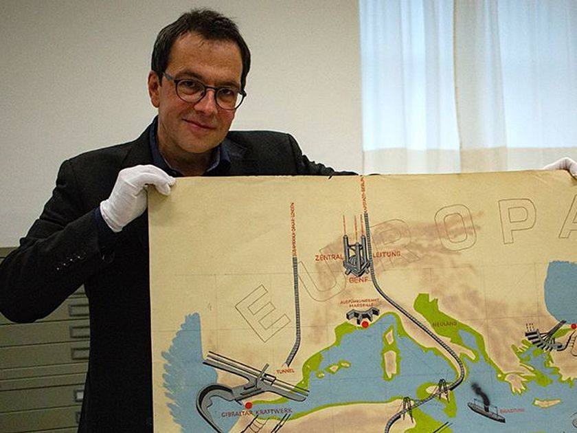 Matthias Röschner zeigt eine Übersichtskarte des Gesamtprojekts.