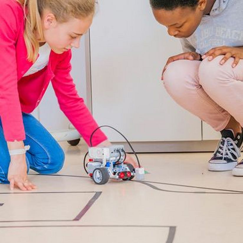 Zwei Mädchen beim Kurs Robotik.