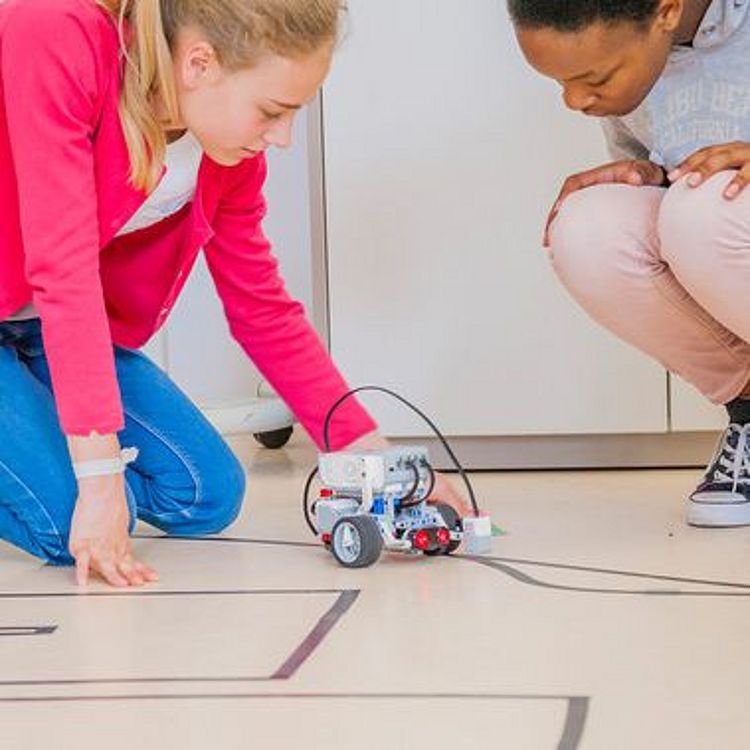 Zwei Mädchen beim Kurs Robotik.