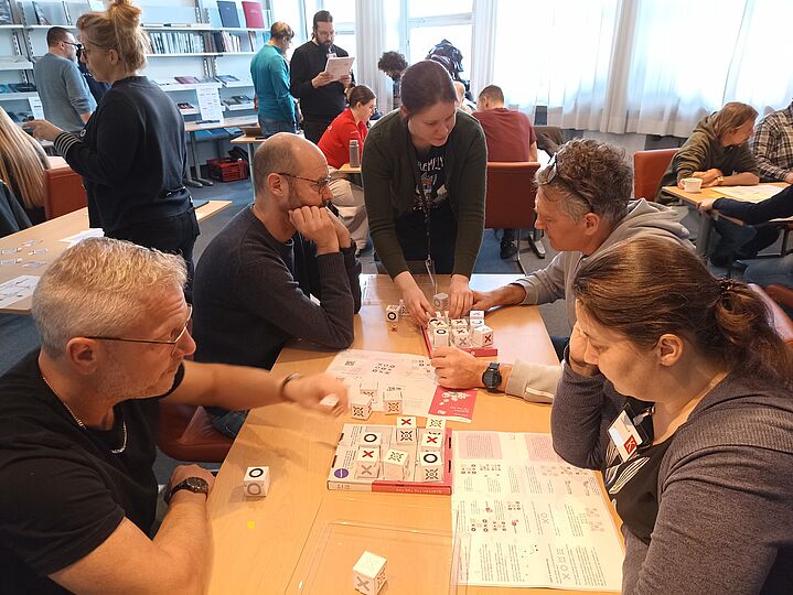 Menschen am Tisch mit Unterlagen