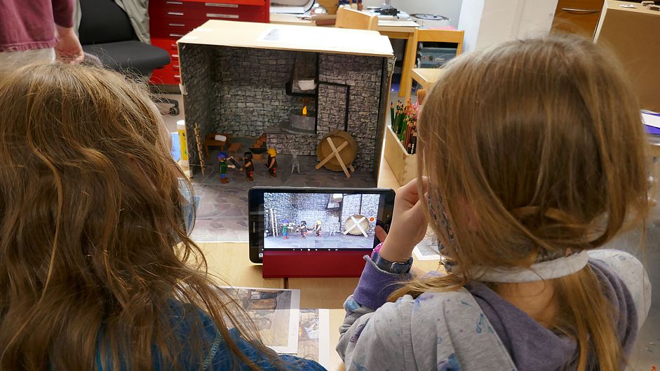 Kinder beim Gestalten eines Trickfilms