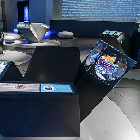 Ausstellung_Deutscher_Zukunftspreis_Modul2018.jpg Blick in die Ausstellung Deutscher Zukunftspreis. Modul 2018 zum Thema "Schutz bei fehlendem Immunsystem".