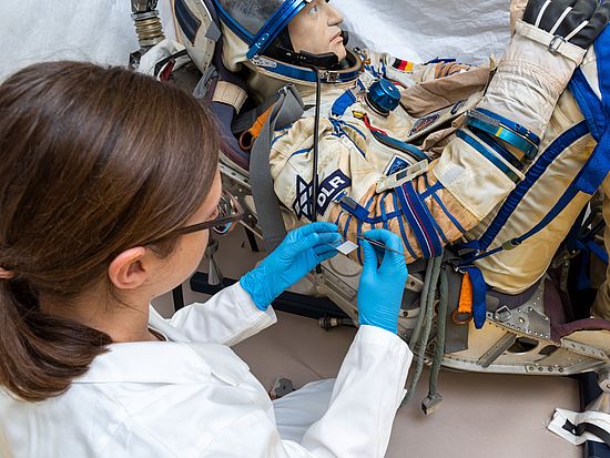 Raumanzug Sokol-KV-2, Restauratorin bei der Arbeit