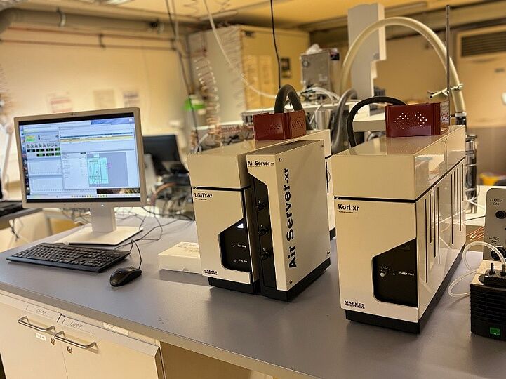 Labor mit Servern und Bildschirm